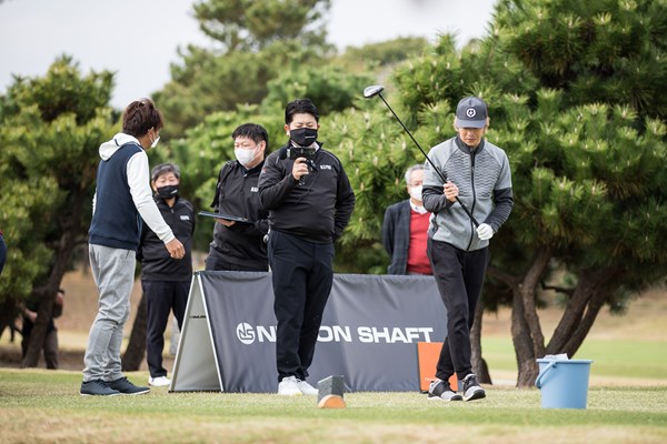 日本シャフト マーケティング担当 試打会では積極的に有識者や一般ゴルファーの話を聞き、市場のニーズを汲み取っている（写真提供:日本シャフト）