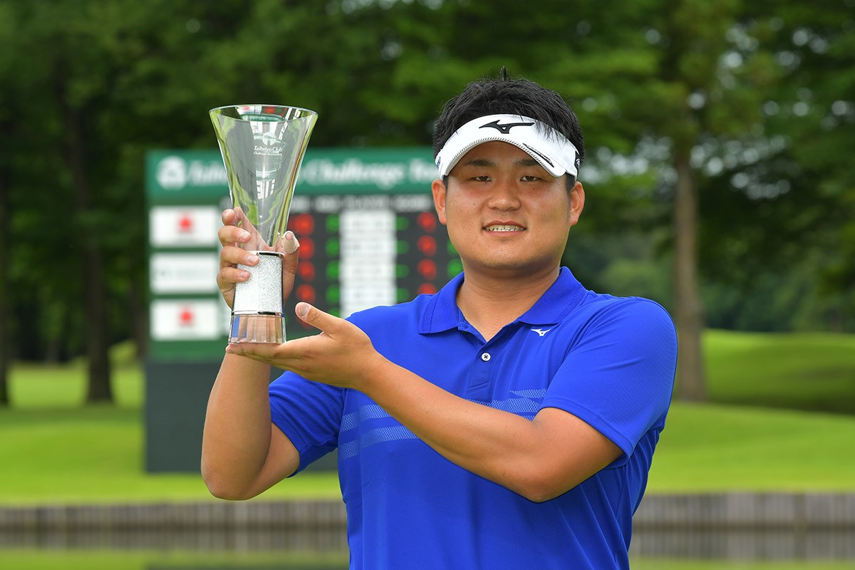 伊藤慎吾がツアー初優勝 「多くの人が僕を支えてくれた」／男子下部【国内男子ツアー JGTO】｜GDO ゴルフダイジェスト・オンライン