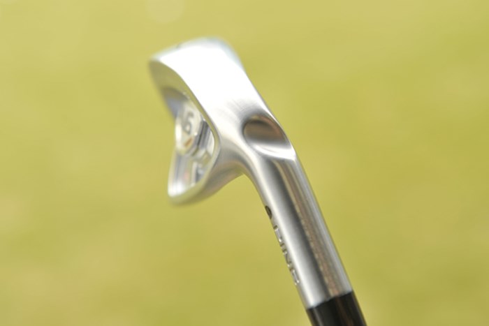 ネックの斜めに入ったノッチ（切れ目）は、重量配分や、ライ、ロフト角調整に役立つ 新製品レポート 「ピンの鍛鉄鍛造モデル」PING アンサーアイアン NO.4