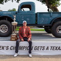 ジェイソン・コクラックが今季2勝目を挙げた。このトラックもらうんだろうか… (Andrew Dieb/Icon Sportswire via Getty Images) 2021年 チャールズ・シュワブチャレンジ 4日目 ジェイソン・コクラック