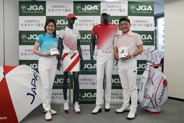 代表ユニホームを披露した服部道子（左）、丸山茂樹両コーチ（提供：日本ゴルフ協会）