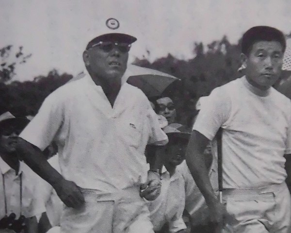2021年 残したいゴルフ記録 戸田藤一郎 1971年「関西プロ」を56歳9カ月6日で制した戸田藤一郎（左／武藤一彦氏提供）