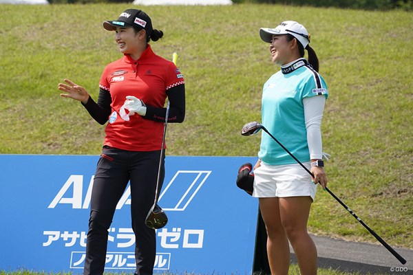 小祝さくら（左）は浅井咲希と練習ラウンド