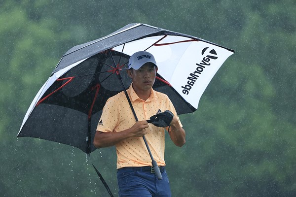 初日は悪天候で2度の中断から順延に。「66」でホールアウトしたコリン・モリカワが暫定首位(Sam Greenwood/Getty Images)