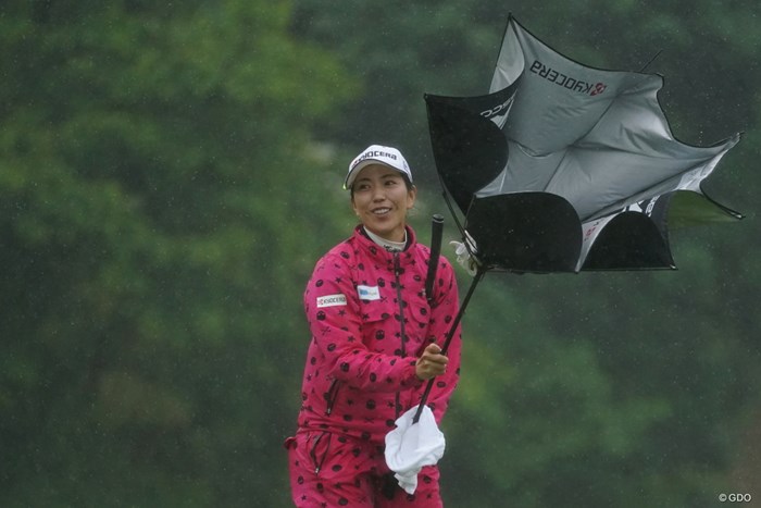 風にあおられて傘が… 2021年 ヨネックスレディスゴルフトーナメント 初日 笠りつ子