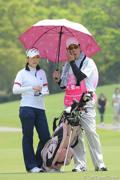 2010年 中京テレビ・ブリヂストンレディスオープン 2日目 小松亜有 ドラゴンズの元エースもさすがに疲れたのか、軽量バッグにチェンジ。しかし、いかつい親父にその傘は違和感ありまっせ～