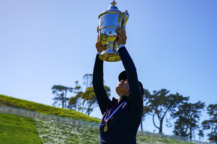 優勝トロフィーを高々と掲げる 2021年 全米女子オープン 最終日 笹生優花