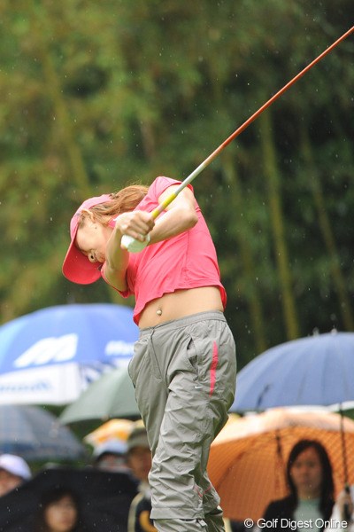 2010年 中京テレビ・ブリヂストンレディスオープン 最終日 金田久美子 キンクミはスコアを伸ばせず22位Tに後退。低温と雨のコンディションの中で、半袖ポロでプレーしたのはキンクミだけポ～～！
