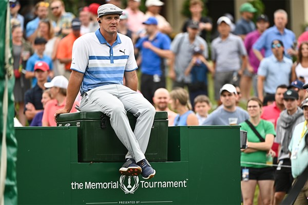 大会2日目、10番ティエリア付近でプレーを待つブライソン・デシャンボー(Ben Jared/PGA TOUR via Getty Images)