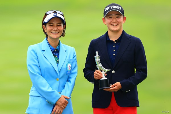 2021年 宮里藍サントリーレディスオープンゴルフトーナメント  最終日 岩井明愛 双子ゴルファーの姉・岩井明愛は宮里藍さんからトロフィーを受け取った
