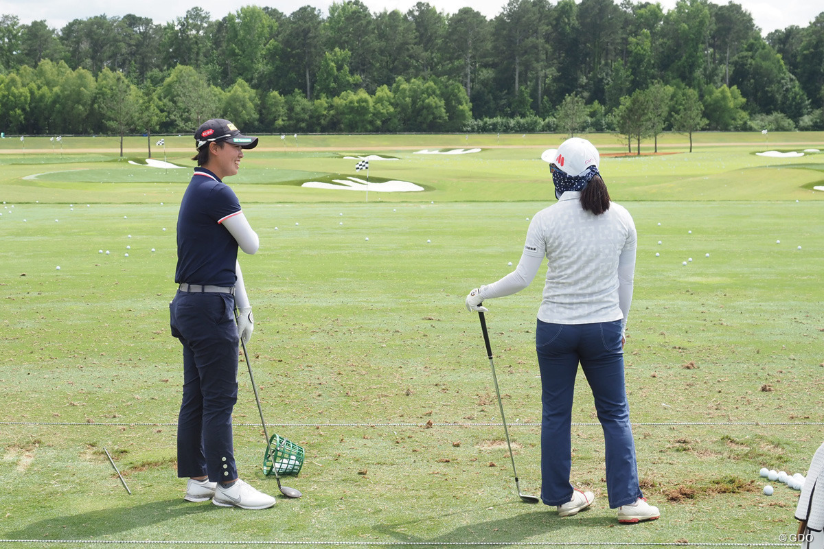 練習場で上原彩子と談笑する 2021年 KPMG全米女子プロゴルフ選手権  事前 笹生優花