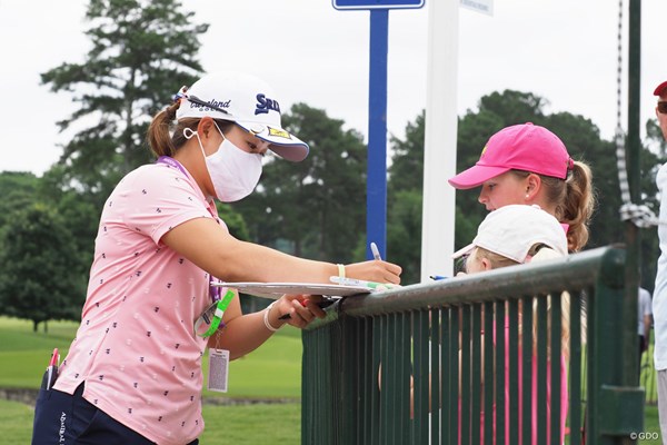 2021年 KPMG全米女子プロゴルフ選手権 事前 畑岡奈紗 小さな子供たちにサインをプレゼント