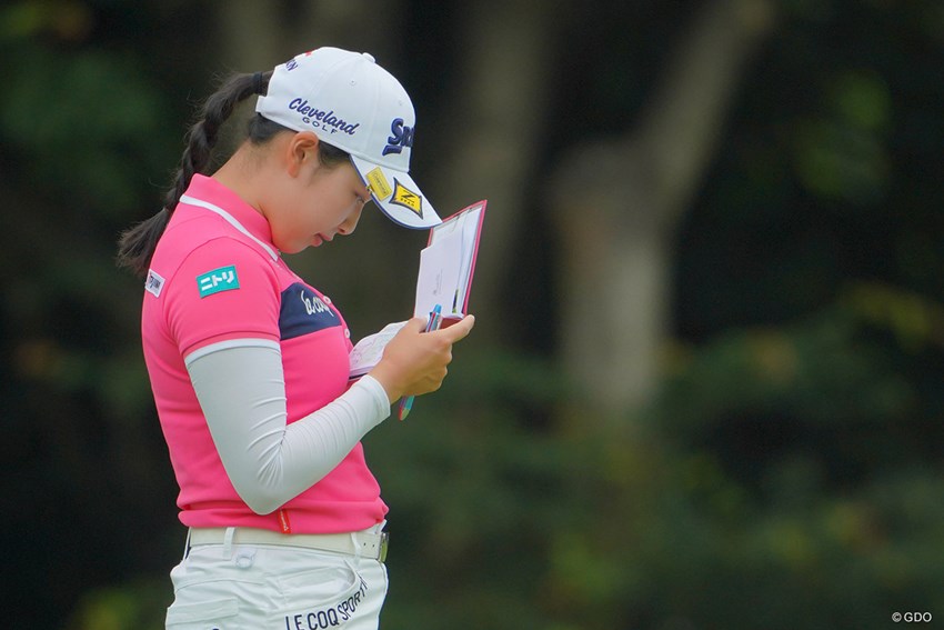 その距離感で文字が読めるのは オジサンには羨ましい限りです 21年 アース モンダミンカップ 2日目 小祝さくら フォトギャラリー Gdo