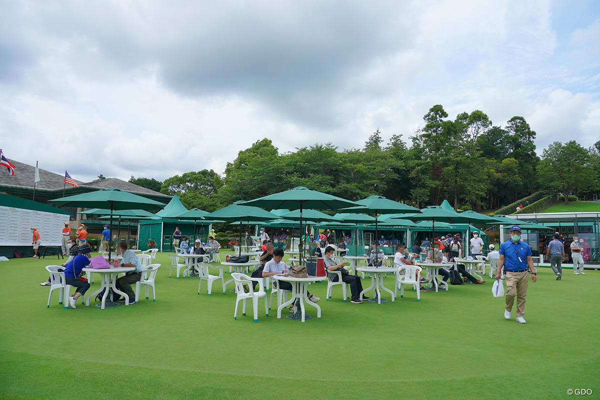 キャディのウェアにユニクロ印 モンダミンカップのスナップ集【国内女子ツアー LPGA】｜GDO ゴルフダイジェスト・オンライン