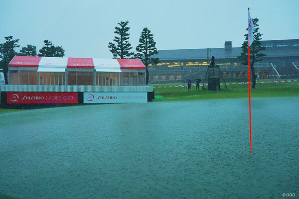 2021年 資生堂レディスオープン 3日目 グリーン 3日続けての大雨。スタートの遅延がアナウンスされたが…