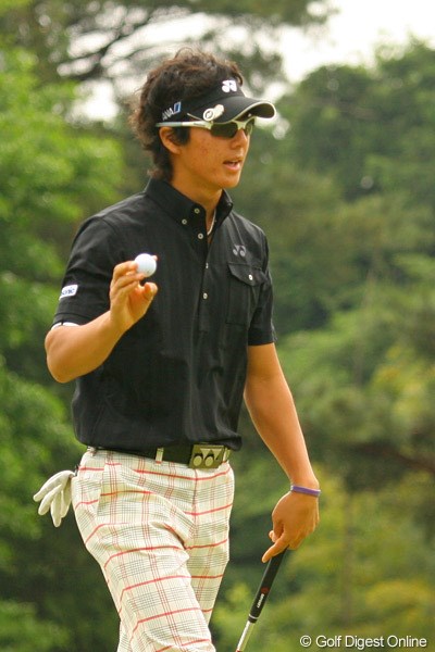 2010年 ダイヤモンドカップゴルフ 初日 石川遼 13番でこの日2つ目のバーディを奪いギャラリーの声援に応える石川遼。ところが、この後はトラブルが続く