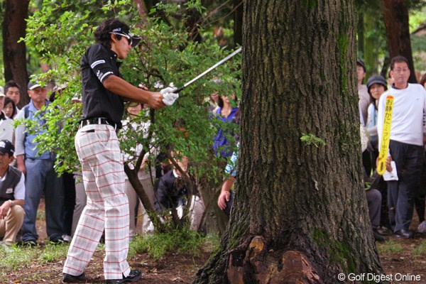 2010年 ダイヤモンドカップゴルフ 初日 石川遼 5番の2打目「最近練習していなかった」という左打ちは、林から脱出できず、再びラフへ