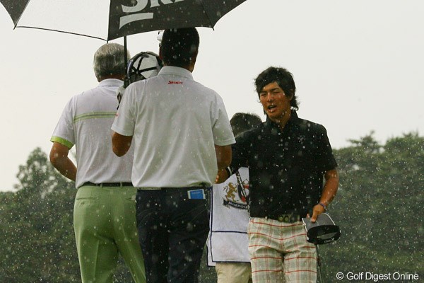 2010年 ダイヤモンドカップゴルフ 初日 石川遼 石川がホールアウトしたときは、本降りというかドシャ降り。ギャラリーの皆さんも逃げる間もなくお疲れさまでした