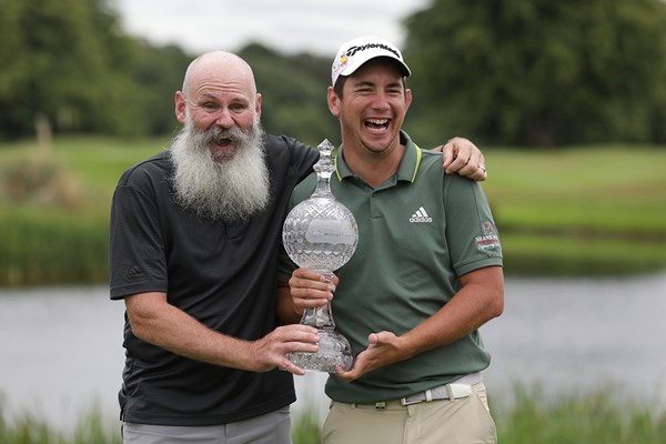 キャディとともに優勝を喜ぶルーカス・ハーバート(Patrick Bolger/Getty Images)