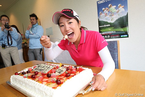 2010年 ヨネックスレディスゴルフトーナメント 初日 藤本麻子 大会主催者から用意されたバースデイケーキを嬉しそうに頬張る藤本麻子