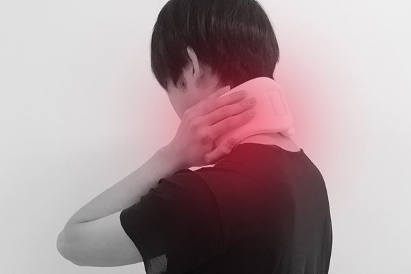 首痛 首が痛いとスイングに支障が…（写真AC、クリエイター：工房TAKUMI）