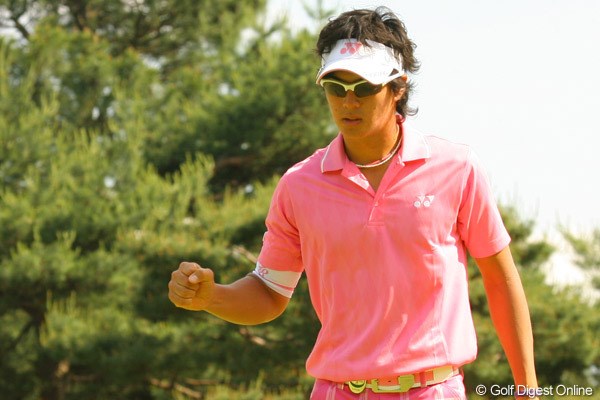 2010年 ダイヤモンドカップゴルフ 2日目 石川遼 14番で1オーバーに戻し予選突破が見えた石川遼。右手で力強いガッツポーズをみせた