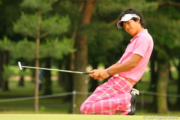 2010年 ダイヤモンドカップゴルフ 2日目 石川遼 15番では長いパーパットを執念で決めた石川遼。その思いが予選突破につながった
