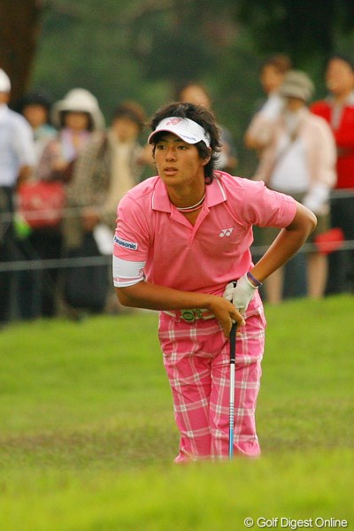 2010年 ダイヤモンドカップゴルフ 2日目 石川遼 「どうだ、行ってくれ！」ボールを見つめ念を送る石川遼
