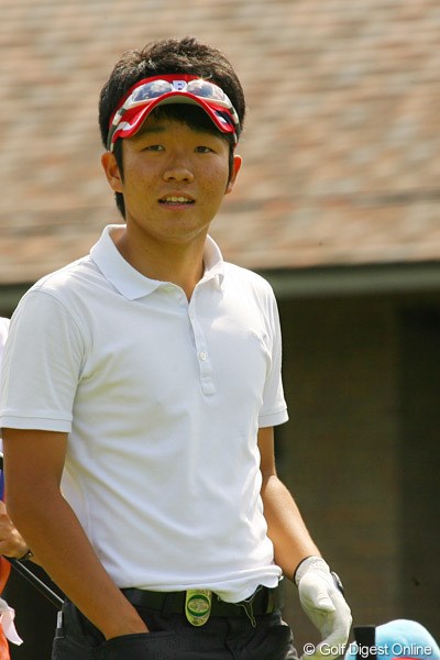 2010年 ダイヤモンドカップゴルフ 2日目 浅地洋祐 17歳、高校2年の浅地洋祐です！まだ、あどけない表情ですが、プロ顔負けのショットで2位タイに上昇中