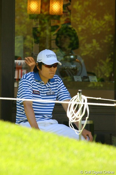 2010年 ダイヤモンドカップゴルフ 2日目 金庚泰 サングラスをしているので表情は見にくいですが、実は疲れもあるんです！ちょっと一休み