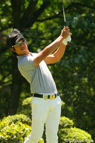2010年 ダイヤモンドカップゴルフ 2日目 矢野東 全米オープン予選で5位から繰り上げで出場権を得た矢野東。向かい風のティショットは短く持って低い弾道で！