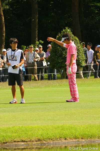 2010年 ダイヤモンドカップゴルフ 2日目 石川遼 「僕は得意ですよ！」9番で2打目を池に入れた石川遼。ここは気合いでパーセーブ