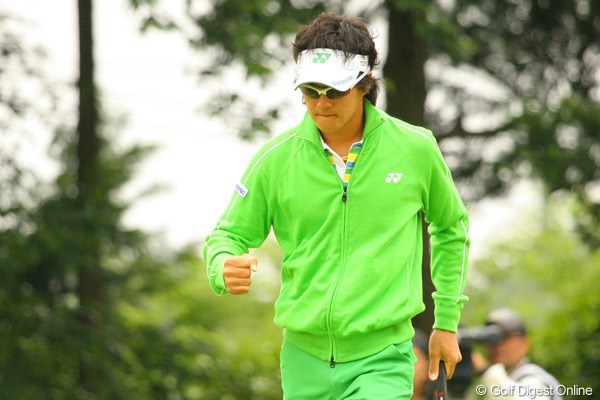 2010年 ダイヤモンドカップゴルフ 3日目 石川遼 13番でスタートから4連続目のバーディを決め、力のこもったガッツポーズの石川遼