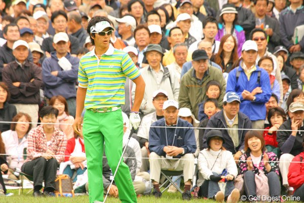 2010年 ダイヤモンドカップゴルフ 3日目 石川遼 怒涛のバーディラッシュは4ホールで終わったが、ギャラリーは石川のプレーに一喜一憂した