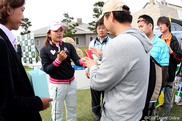 2010年 ヨネックスレディスゴルフトーナメント 2日目 有村智恵 智恵ちゃんも募金活動に協力してます