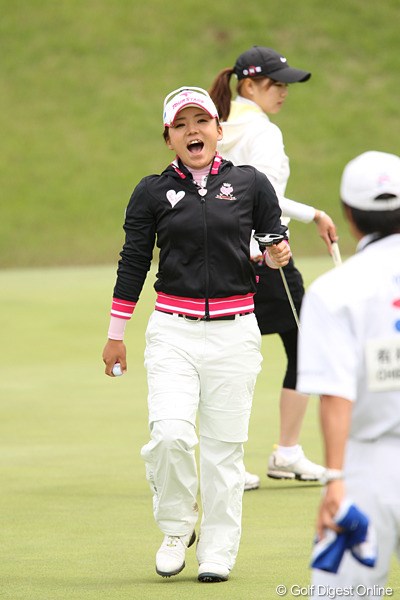 2010年 ヨネックスレディスゴルフトーナメント 2日目 有村智恵 バーディーフィニッシュで最高の笑顔、今日1番です