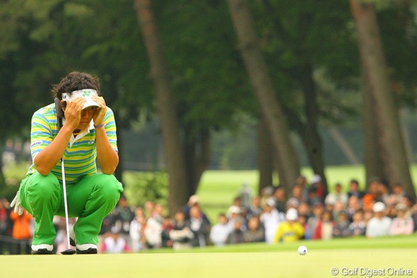 2010年 ダイヤモンドカップゴルフ 3日目 石川遼 この日はパッティングラインを読む際に、このように顔を覆って集中することが多かった