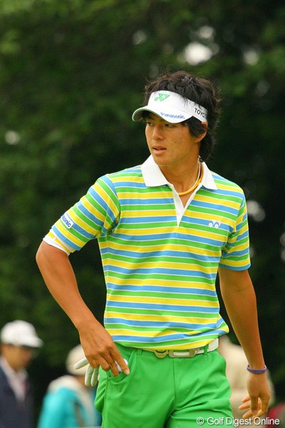 2010年 ダイヤモンドカップゴルフ 3日目 石川遼 上位のスコアを確認する石川遼。その目線は獲物を狙う野獣のようだ