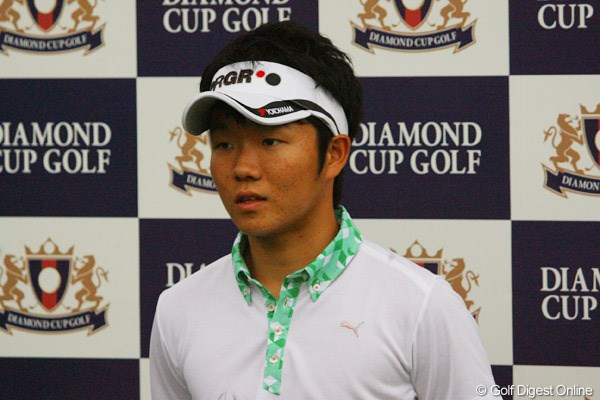 2010年 ダイヤモンドカップゴルフ 3日目 浅地洋祐 この日もスコアを1つ伸ばし7アンダー6位タイの浅地洋祐。テレビインタビューはさすがに緊張顔だ