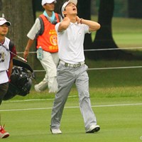 疲れがたまっているのか！？歩きながら首をマッサージする韓国の金亨成 2010年 ダイヤモンドカップゴルフ 3日目 金亨成