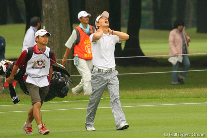 疲れがたまっているのか！？歩きながら首をマッサージする韓国の金亨成 2010年 ダイヤモンドカップゴルフ 3日目 金亨成