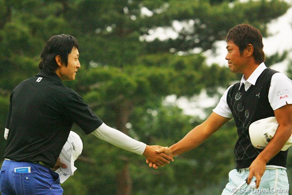 2010年 ダイヤモンドカップゴルフ 3日目 金庚泰 谷原秀人 最終組でラウンドした金庚泰と谷原秀人は互いの健闘を称え握手を交わした