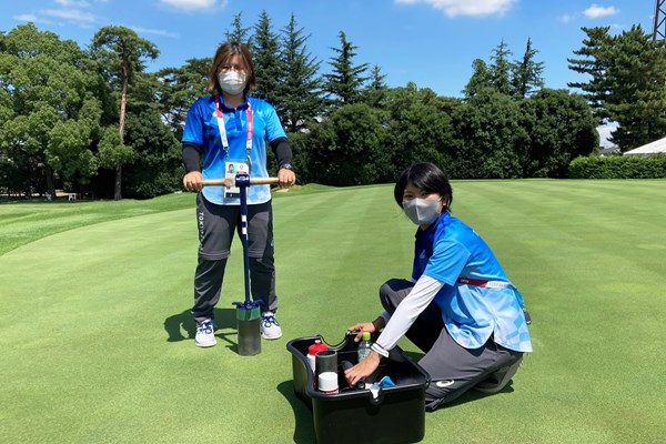 オリンピックのカップ切りを担当する尾崎さん（左）と磯村さん（右）