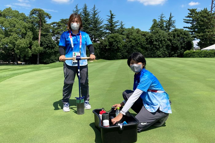 オリンピックのカップ切りを担当する尾崎さん（左）と磯村さん（右） 2021年 東京五輪 事前 カップ切り