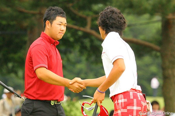 2010年 ダイヤモンドカップゴルフ 最終日 薗田峻輔、石川遼 高校の先輩後輩対決は先輩の薗田に軍配！ホールアウト時にはがっちりと握手を交わした