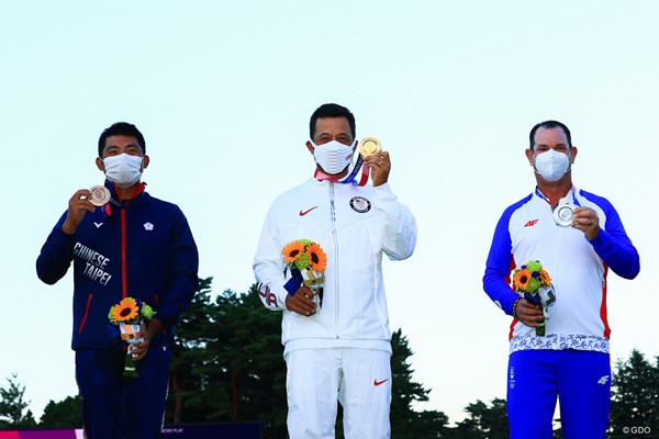 2021年 東京五輪 最終日 パン・チェンツェン ザンダー・シャウフェレ ロリー・サバティーニ 金メダルを獲得したザンダー・シャウフェレ（中央）。銀のロリー・サバティーニ（右）、銅のパン・チェンツェン