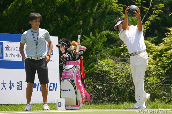 2010年 日本ゴルフツアー選手権 シティバンク カップ 宍戸ヒルズ 事前 石川遼 重さ5キロのボールを持った状態で素振りを繰り返していた石川遼
