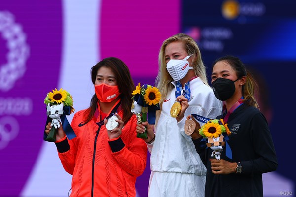 2021年 東京五輪  最終日 稲見萌寧 ネリー・コルダ リディア・コー 稲見萌寧（左）が銀メダルに輝いた（中央は金のネリー・コルダ、右は銅のリディア・コー）