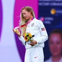 金メダルを見つめるネリー・コルダ 2021年 東京五輪 最終日 ネリー・コルダ