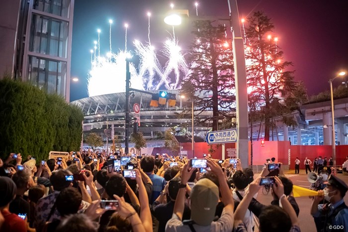 国立競技場の外に集まる人々 2021年 東京五輪 閉会式